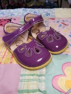 Livie & Luca Purple Patent Leather Mary Jane Shoes Size 6 Petals Excellent/VGUC